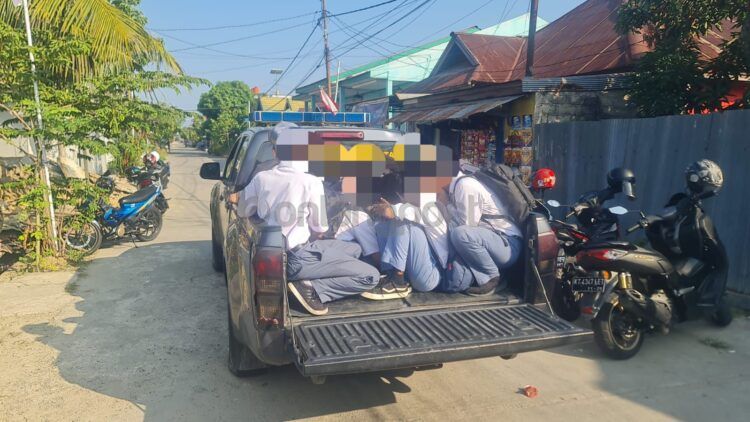 Belasan pelajar SMA yang nongkrong hingga menutupi jalan diangkut ke Mapolsek Bontang Selatan (ist)