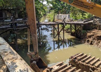 Jembatan Atletik 3 Dibongkar Demi Normalisasi Sungai, Warga Lewat Jalan Alternatif