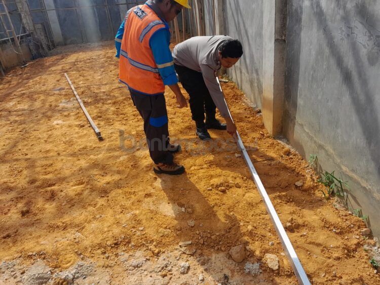 Lokasi jatuhnya korban dari ketinggian 6 meter usai terkena setrum aliran listrik bertegangan tinggi di Gunung Telihan (ist)