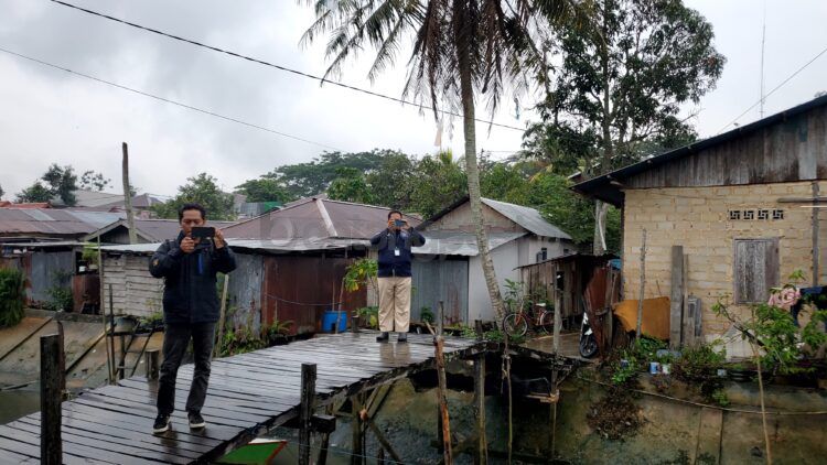 Jembatan kayu di Guntung tanpa pengangan dan mulai rapuh diharapkan warga segera mendapat perbaikan (Lutfi/bontangpost.id)