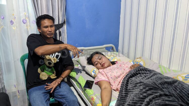 Zulkifli mendampingi sang istri Fitri yang masih terbaring lemah akibat terkaman buaya pada 8 Agustus lalu (Nasrullah/bontangpost.id)