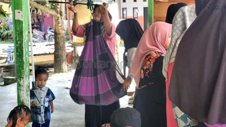 Ilustrasi penimbangan balita di salah satu Posyandu Bontang