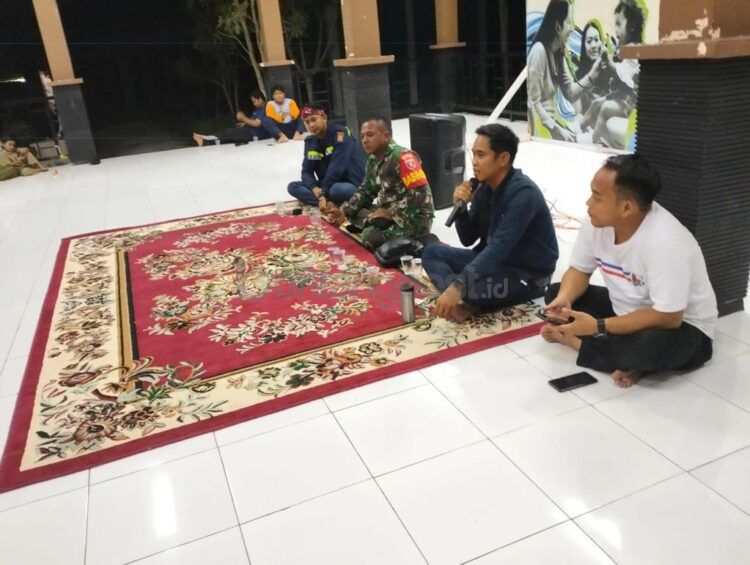 Lurah Guntung Denny Febrian pimpin rembuk dengan warga untuk menyikapi adanya oknum yang menghalangi relokasi buaya di sungai Guntung