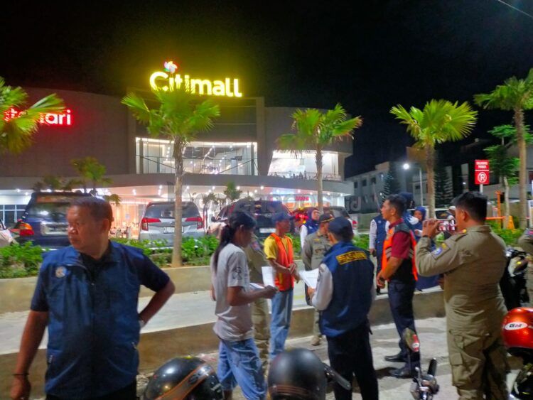 Petugas gabungan tertibkan juru parkir liar di sejumlah titik di Bontang Selatan, salah satunya depan Bontang Citimall (ist)