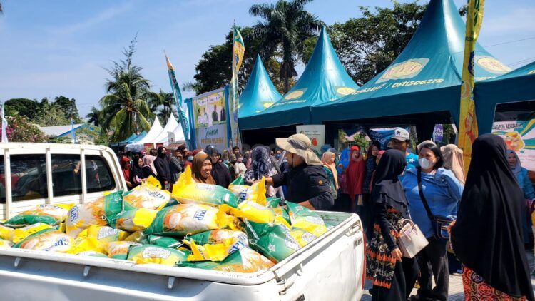 Warga Bontang mengantre untuk mendapatkan beras di Gerakan Pangan Murah (Lutfi/bontangpost.id)
