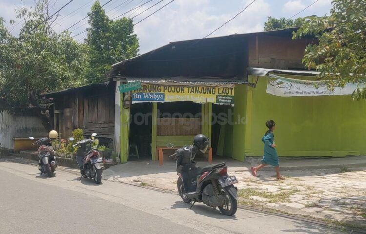 Warung Pojok Tanjung Laut yang legendaris sebab sudah ada sejak 40 tahun silam, dan hingga kini masih memiliki banyak penikmat (Nasrullah/bontangpost.id)