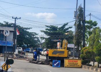Akhirnya Jalan Rusak di Area Pelabuhan Loktuan Mulai Diperbaiki