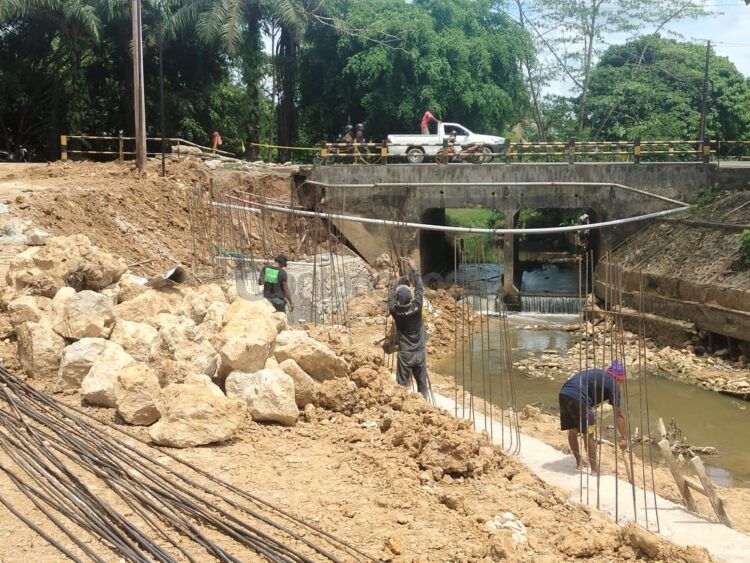 Pengerjaan turap Sungai Bontang terus dikebut (Jelita/bontangpost.id)