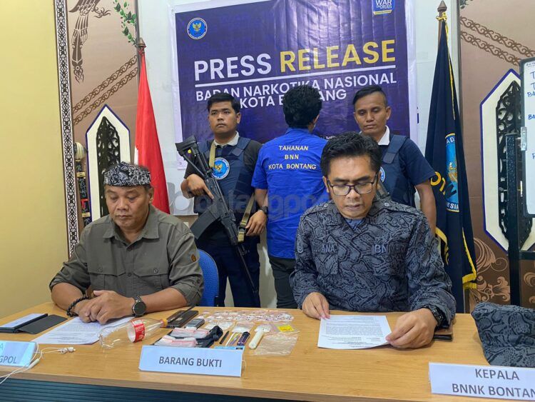 Tersangka pengedar sabu diringkus BNNK Bontang (Yulianti Basri/bontangpost.id)