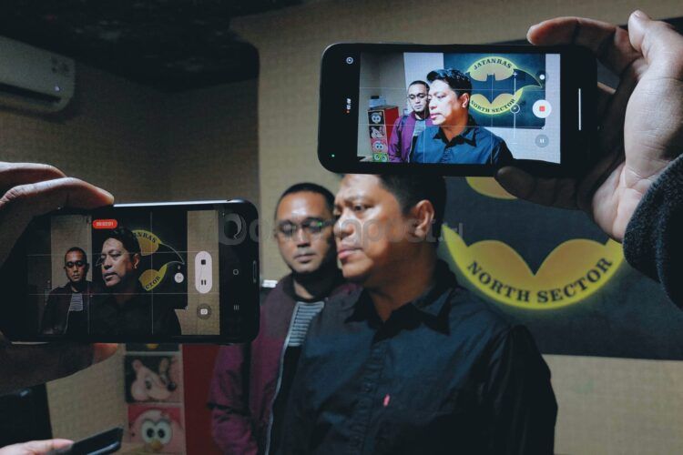 Kadisdikbud Kota Balikpapan Irfan Taufik memberikan keterangan kepada wartawan terkait kasus perundungan yang menimpa pelajar salah satu SMP di Balikpapan.
(Foto : Erik Alfian/Prokal.co)