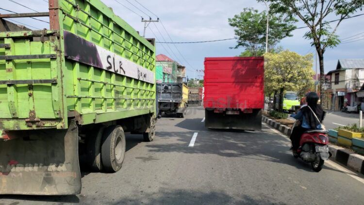 Antrean solar di SPBU Tanjung Laut (Lutfi/bontangpost)