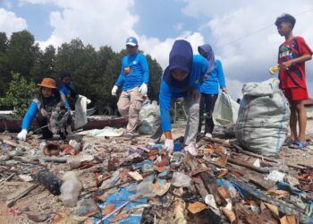 Aksi Pungut Sampah Bersama PT KPI di Pesisir Pelabuhan Tanjung Laut Indah