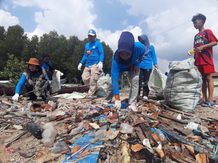 Peserta memungut sampah di sekitar pelabuhan Tanjung Laut Indah. (Rera/bontangpost.id)