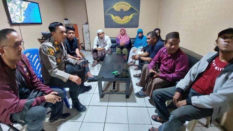 Proses mediasi antara keluarga korban dan keluarga pelaku perundungan di Mapolsek Balikpapan Utara, Ahad (1/10).
(Foto : Erik Alfian/Prokal.co)