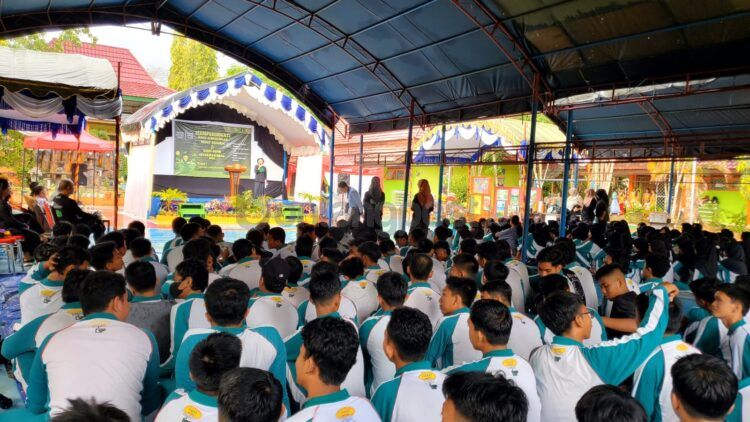 PT Kaltim Parna Industri (KPI) menggandeng ratusan pelajar dari SMA Negeri 2 Bontang untuk memaknai Hari Lingkungan Hidup sedunia dan Hari Ozon Internasional (Lutfi/bontangpost.id)