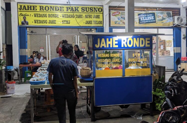 Wedang ronde Pak Susno depan Rudal (Nasrullah/bontangpost.id)