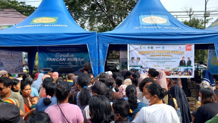 Masyarakat di wilayah Bontang Barat mengantre berebut beras. (Lutfi/bontangpost)