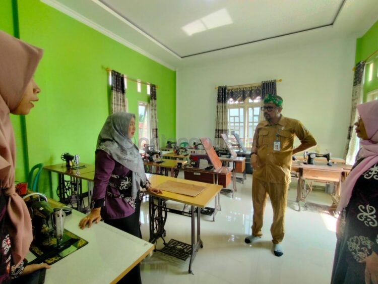 LPK Cahaya Berkah membuka pelatihan tata busana (Jelita/bontangpost.id)