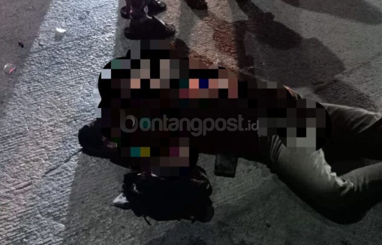 Pengendara sepeda motor sempat terkapar di jalan sebelum dilarikan ke rumah sakit (ist)