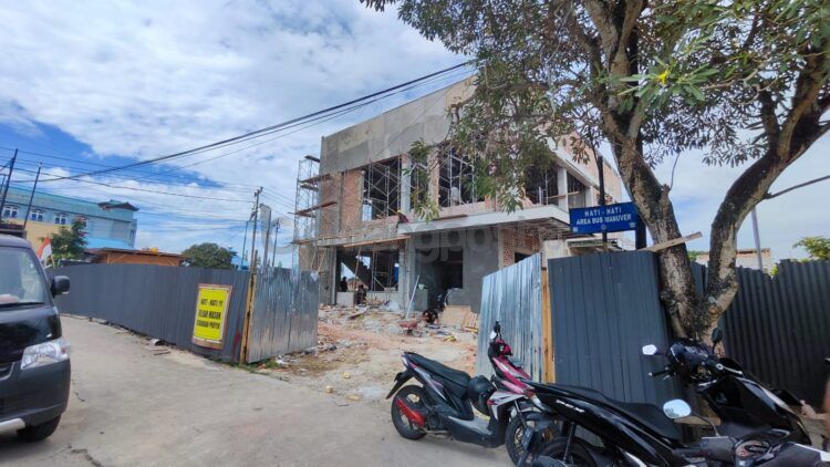 Pembangunan McDonald's di Jalan Ahmad Yani terus berjalan (Lutfi/bontangpost)