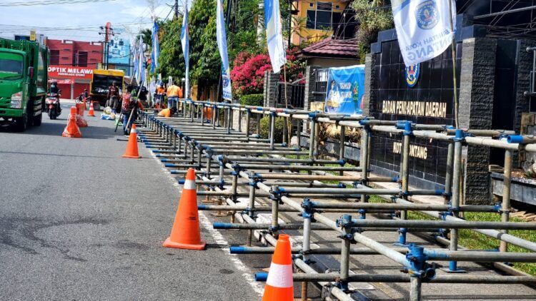 Pemkot Bontang menyiapkan tribun penonton untuk masyarakat yang menyaksikan BCC. (Lutfi/bontangpost)