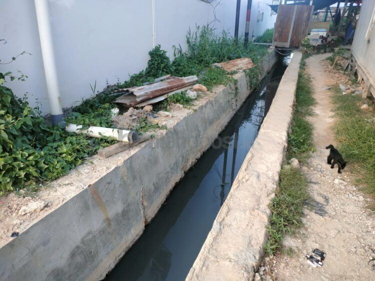 Selokan yang diduga tempat dialirkannya limbah (Jelita/bontangpost.id)