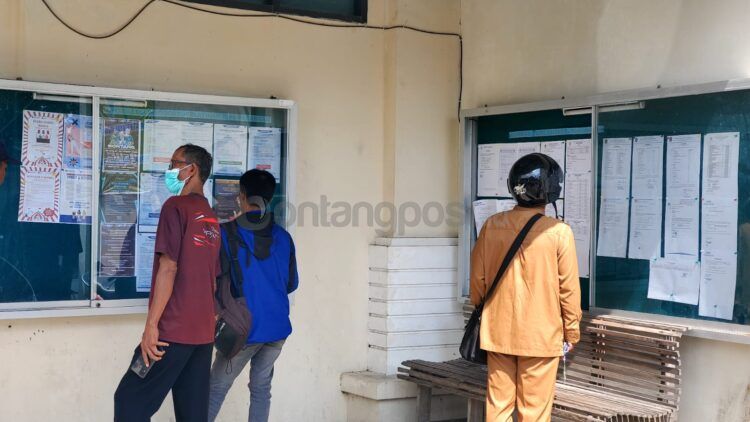 Masyarakat mulai mencari informasi mengenai lamaran kerja yang dibuka oleh Disnaker Bontang (Lutfi/bontangpost.id)