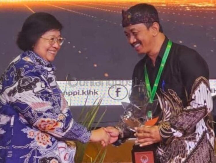 Lurah Gunung Telihan Mochammad Cholid Hanafi saat serah terima Penghargaan Proklim 2023 kategori utama dari Menteri KLHK RI Siti Nurbaya