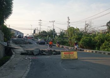 Sudah Ditutup, Jalur Perbaikan Jalan Imam Bonjol Tetap Diterobos Pengendara