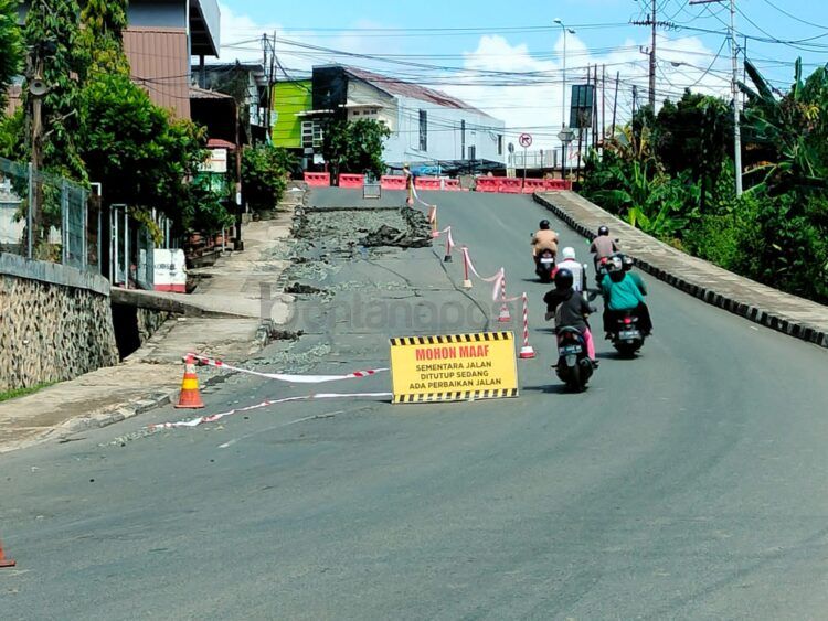 Perbaikan jalan di turunan Polres