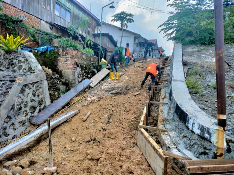 Pengerjaan jalan di RT 16 Kelurahan Loktuan (Jelita/bontangpost.id)