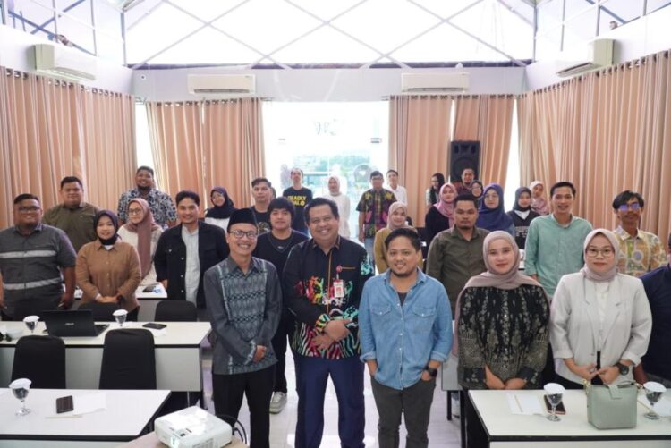 Kepala Diskominfo Bontang Anwar Sadat ( depan, dua kanan) bersama narasumber dan peserta pelatihan.