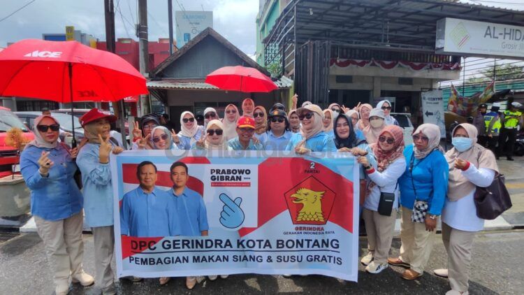 DPC Gerindra Bontang menggelar aksi pemberian makanan bagi pengendara dan susu bagi ibu hamil sebagai salah satu program unggulan Prabowo-Gibran