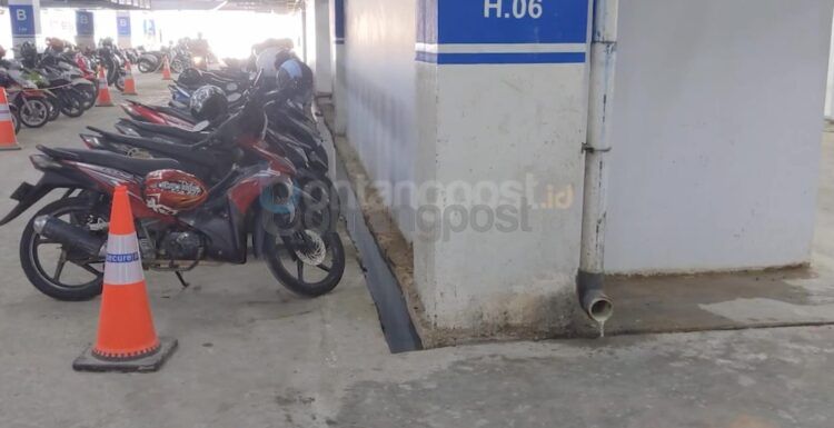 Parit di BCM dinilai terlalu kecil, sehingga gampang meluber.