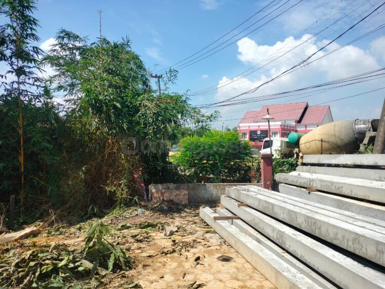 Sisi jalan di halaman Gereja Betel Indonesia bakal diturap (Jelita/bontangpost.id)