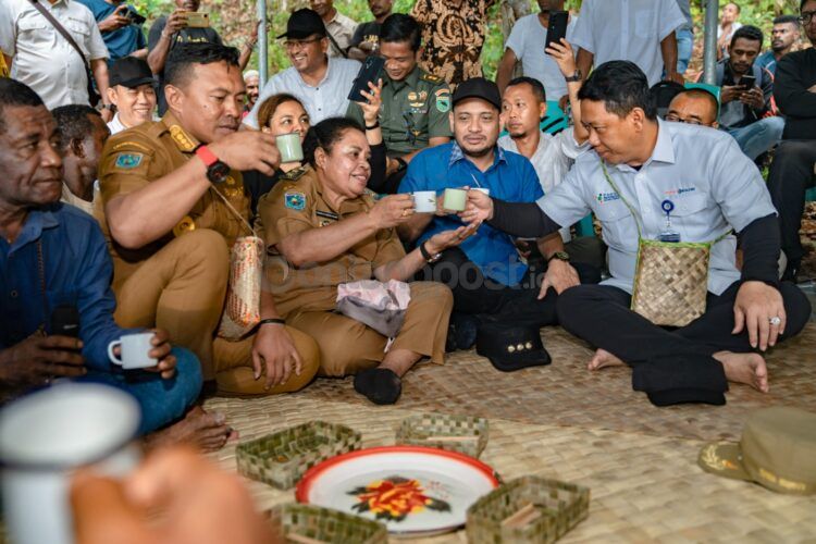 Pupuk Kaltim mengadakan upacara tradisional prosesi adat sebagai tanda penghargaan kepada pemerintah daerah dan komunitas adat di Fakfak, Papua Barat, dalam rangka persiapan groundbreaking pabrik terbaru