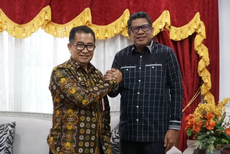 Pj Gubernur Akmal Malik dan Wali Kota Bontang Basri Rase sepakat akan mengembalikan Buaya Riska ke habitatnya dan menjadi destinasi wisata baru.(ADPIMPROV KALTIM)