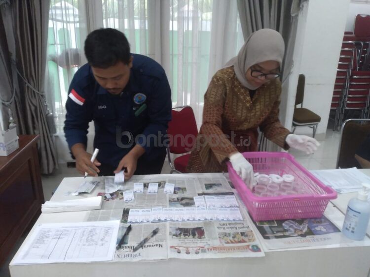 BNNK Bontang bekerja sama dengan Pemkot melaksanakan tes urine mendadak (Jelita/bontangpost.id)