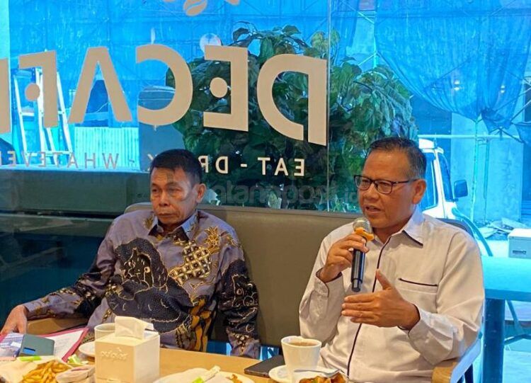 Deputi Informasi dan Data KPK Eko Marjono (kanan) mendampingi Ketua Sementara KPK Nawawi Pamolango di Balikpapan, Senin (18/12). (Foto : Erik Alfian/Prokal.co)