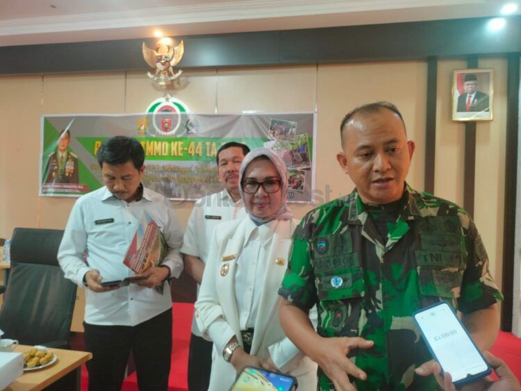 Dandim 0908/Bontang Letkol Inf Aryo Bagus Daryanto (kanan ujung) saat diwawancarai awak media (Jelita/bontangpost.id)