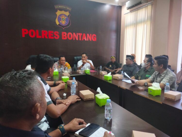 Sekelompok massa mendatangi Polres Bontang, dukung penyelesaian kasus dugaan pelecehan seksual oleh pimpinan ponpes (Jelita/bontangpost.id)