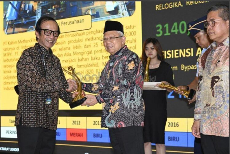 Penghargaan diserahkan langsung oleh Wakil Presiden RI Ma'ruf Amin kepada Direktur Umum PT KMI Ir Agus Priyatno IPU di Birawa Assembly Hall Hotel Bidakara Jakarta, Rabu (20/12/2023).