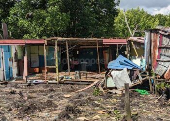 Rumah Warga Berbas Pantai Ambruk, Kini Numpang Tinggal di Tetangga