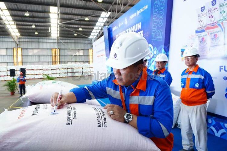 Penandatanganan karung produksi akhir tahun 2022 oleh
Direktur Utama Pupuk Kaltim, Budi Wahju Soesilo memberikan kata sambutan pada
pada acara pengantongan terakhir tutup produksi 2023 di area gudang Pupuk
Kaltim