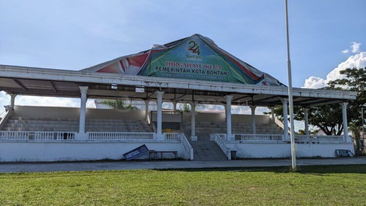 Dispopar anggarkan perbaikan tribun di Stadion Bessai Berinta Lang-Lang (Nasrullah/bontangpost.id)
