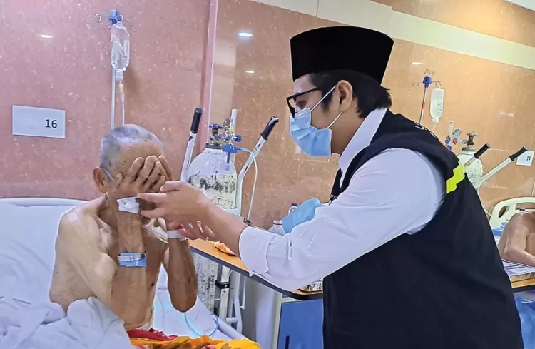 Petugas bimbingan haji membantu jemaah sakit berwudu dan salat di Klinik Kesehatan Haji Indonesia, Makkah, Rabu (7/6). (MEDIA CENTER HAJI 2023)