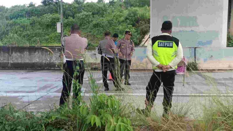 Warga RT 37 Manggar kembali menutup jalan tol untuk menuntut pembayaran pembebasan lahan yang sudah dibangun jalan tol. (Ist)