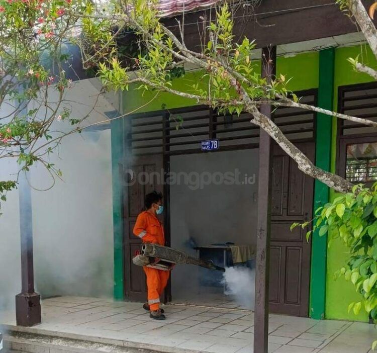 Ruang belajar korban meninggal akibat DBD di Bontang Barat dilakukan pengasapan agar nyamuk dewasa yang berkembang di lingkungan tersebut bisa mati.