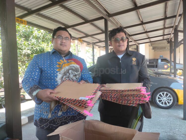 Tim kuasa hukum menyerahkan 43 berkas korban investasi ke Polres Bontang (Jelita/bontangpost.id)