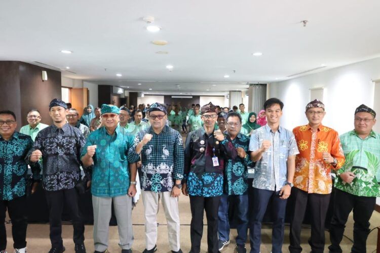 Udin Mulyono (tiga kiri) saat pelaksanaan bimtek untuk ketua RT di lingkungan Kecamatan Bontang Utara yang digelar di Hotel Prime Biz Kuta, Bali (22/1/2024). (M Denny P/Prokompim)